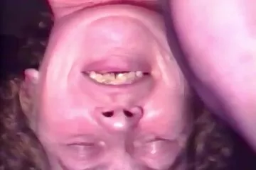 Anh ta trói tay cô sinh viên, đưa miệng cô cho dit gai ta và kết thúc trong cái lỗ hẹp của cô ta.