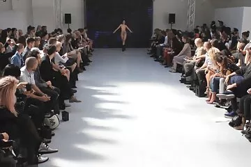 Chị kế cầu xin đừng xuất tinh chui vào gầm giường sét dịt nhau và bị mắc kẹt.