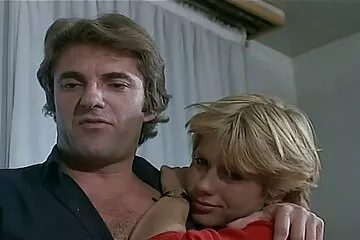 Anh cho va nguoi dit nhau trai giúp chị kế vươn vai.