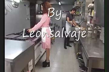 Sinh viên trẻ quyết định quay phim sex dit nhau ngoai rung lần đầu trên điện thoại.