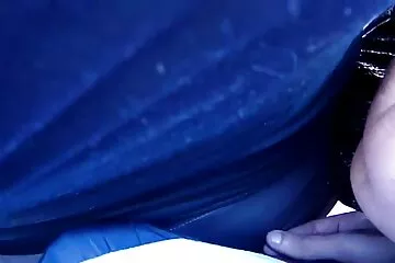 18 tuổi trinh nữ trong vớ fingering phim dit nhau han quoc âm hộ ẩm ướt của cô.