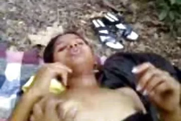 Một y tá Trung Quốc điều phin xec dit nhau trị cho bệnh nhân bằng kỹ thuật của mình.