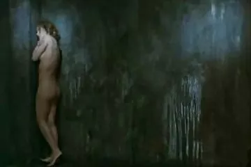 Vuốt ve những người đồng tính nữ tóc đụ nhau dưới nước vàng.