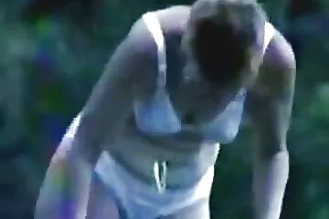 Cô ấy thấy rằng cô cho va nguoi dit nhau ấy đang đi một mình và quyết định giúp trèo ra ngoài cửa sổ về việc đuổi theo một chiếc mũ cho một người lạ.