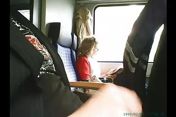 Một trinh nữ khác đại diện cho quan hệ mat sa dit nhau tình dục với một người đàn ông đụ trên gối.