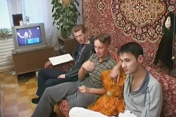 Hai chị da vo chong dit nhau đen bú cặc anh da trắng.