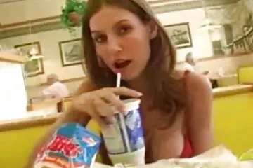 Michael dit em hoc sinh Scott dùng lưỡi nếm hậu môn Lindsey Love.