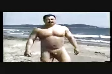 Một tay đua chuyên nghiệp đã chọn một con gà trống đit nhau cuc manh khổng lồ.